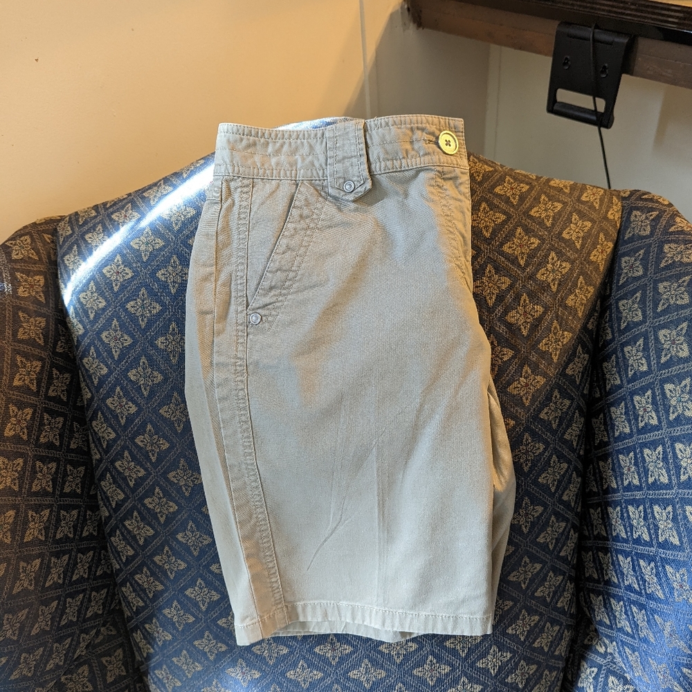 Ann Taylor.  Bermuda Shorts. A62